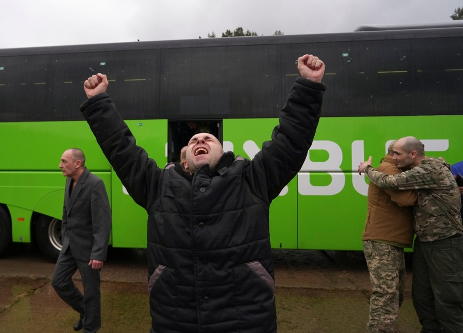 Kolejni jeńcy wojenni wrócili na Ukrainę /EPA/Stringer /PAP