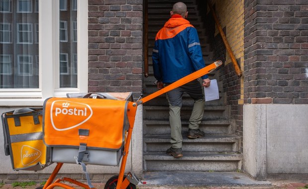 Kolejni operatorzy zawieszają wysyłki paczek do USA