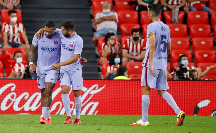 Kolejni piłkarze Barcelony zgadzają się na obniżkę pensji /LUIS TEJIDO  /PAP/EPA