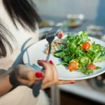 Kolejność ma znaczenie. Dlaczego warto zjeść najpierw sałatkę, a potem ziemniaki? 