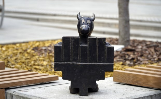 Kolejny Bebok w Katowicach. Figurka stoi na rynku