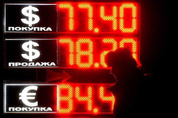Kolejny cios w Rosjan - rubel słabnie w oczach /AFP