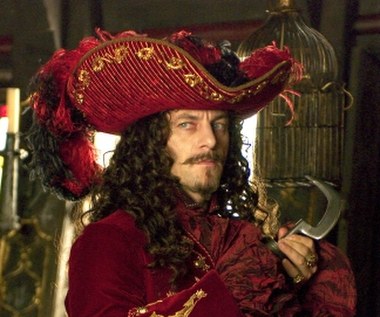 Kolejny czarny charakter w filmografii Jasona Isaaca to kapitan Hak w "Piotrusiu Panu" (2003). “Hak jest bardzo niebezpiecznym człowiekiem. Chociaż w innych wersjach był on przedstawiany w sposób dosyć zabawny, Barrie napisał powieść, która miała podobać się zarówno dorosłym, jak i dzieciom. W jego powieści Hak jest postacią przerażającą"- przyznawał aktor. 

"To rola dla gwiazdy” - mówił reżyser filmu PJ Hogan. "Nie chciałem jednak angażować kogoś, kogo by dzieci dobrze znały. Chciałem, żeby mali widzowie bali się Haka i myślę, że dzięki kreacji Jasona właśnie tak się stanie. Jego Hak jest psychotyczny, czarujący i zdolny do wszystkiego" - dodawał twórca "Piotrusia Pana".
 
"Jason jest wszechstronny” - kontynuował Hogan. “Zmienia się diametralnie z filmu na film, ale wg mnie rola Kapitana Haka jest rolą, dla której się urodził”.