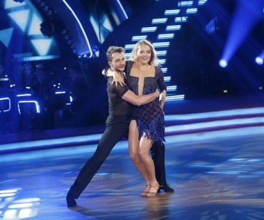 Kolejny duet wieczoru - Magdalena Lamparska i Kamil Kuroczko - zatańczyli cza-czę. Czarna Mamba stwierdziła, że pierwsza połowa występu aktorki była o wiele lepsza. Potem "środek ciężkości, zamiast pod pępkiem, znalazł się pod gardłem". - Było jednak uroczo - dodała jurorka. Michał Malitowski również zauważył  pęknięcie w występie Lamparskiej: - Druga część, pogubiłaś się. Wtedy doi akcji wkroczyła Beata Tyszkiewicz: Ma pani tyle uroku, że nieważne, gdzie ma pani środek ciężkości - zakończyła jurorka. Duet zgromadził od jurorów 27 punktów.