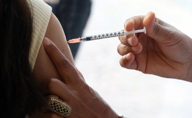 Kolejny dzień, kolejny rocznik: Od poniedziałku nowa faza zapisów na szczepienie przeciw Covid-19