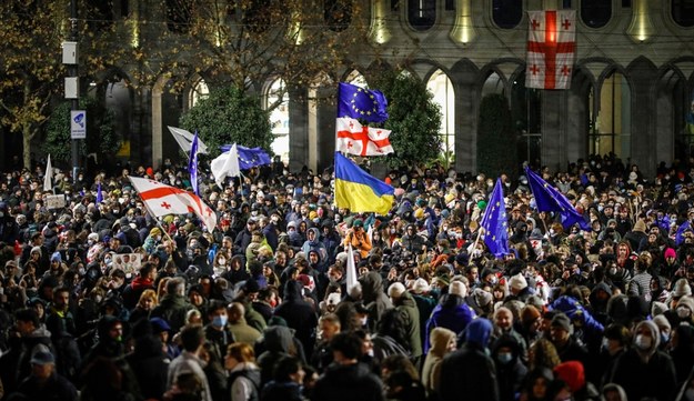 Kolejny dzień protestów w Gruzji /David Mdzinarishvili  /PAP/EPA