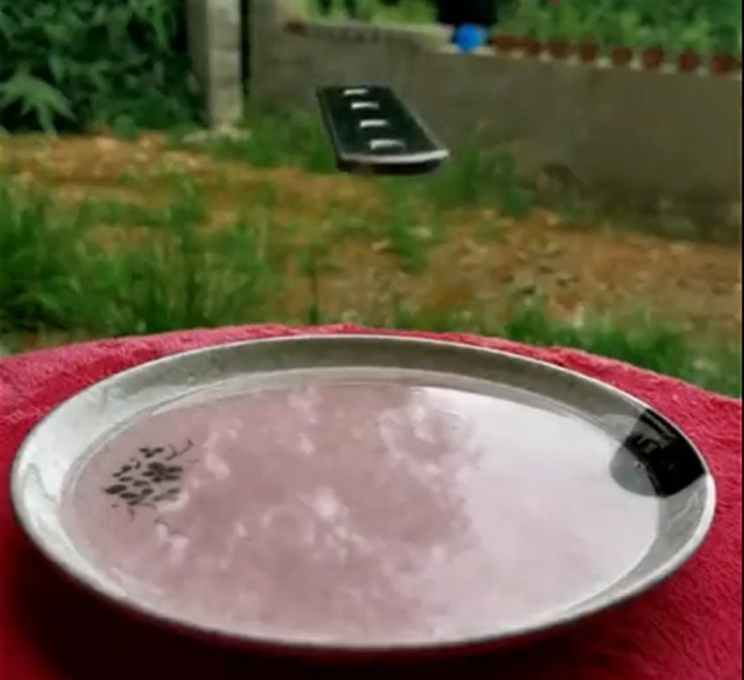 Kolejny eksperyment z filmowaniem w trybie "slow motion" - na talerzyk z wodą upada blaszka z otworami w równym rzędzie /Twitter