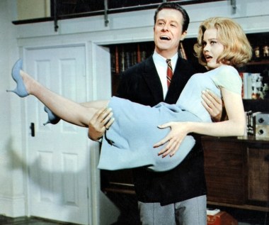 Kolejny film aktorki - komedia "Niedziela w Nowym Jorku" (1963) - wprawił w zachwyt dziennikarza magazynu "Newsday", który nazwał Fondę "najsłodszą i najbardziej utalentowaną z naszych młodych aktorek". W tym samym roku humorystyczny magazyn "The Harvard Lampoon" zarezerwował jednak dla Fondy tytuł "najgorszej aktorki roku".