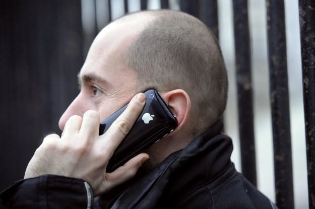 Kolejny iPhone trafił już ponoć do operatorów komórkowych na Wyspach /AFP