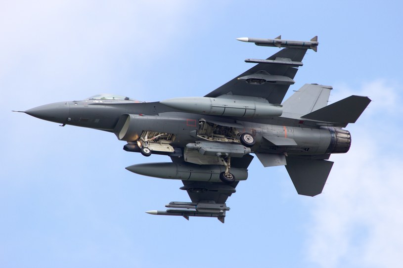 Kolejny krok ku przyszłości. Myśliwce F-16 staną się bojowymi dronami? /123RF/PICSEL