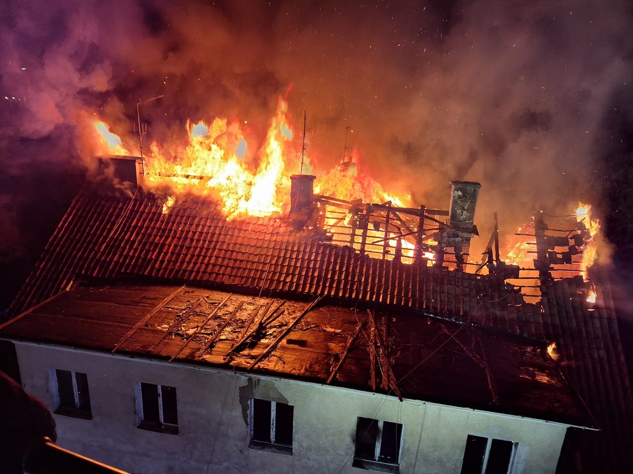 Kolejny ogromny pożar kamienicy. Akcja gaśnicza trwała kilka godzin