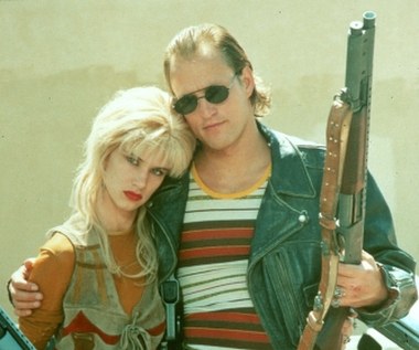 Kolejny rok przyniósł przełom. "Urodzeni mordercy" (1994) Olivera Stone'a według scenariusza Quentina Tarantino wzbudzili burzę medialną. Reżysera oskarżano o gloryfikację morderstwa. 

Harrelson odrzucał te zarzuty twierdząc, że nie wydaje mu się, by jakakolwiek zdrowa przy zmysłach osoba po obejrzeniu dwugodzinnego filmu, mogła postanowić zostać seryjnym zabójcą. Głosy sprzeciwu i bojkoty przyczyniły się wyłącznie do wzrostu popularności filmu i odtwórcy głównej roli.

 

 