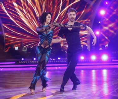 Kolejny taniec wieczoru zatańczyli aktor Marcin Korcz i Wiktoria Omyła, którzy zaprezentowali cza-czę. „Kontrolowałeś ruch partnerki” – pochwalił aktora Michał Malitowski dodając, że był to najlepszy „wykon” wieczoru. Iwona Pavlović dostrzegła „niezwykły dar” Korcza. „Masz niezwykłą ciągłość ruchu. Ciekawy jesteś” – dodała zaintrygowana. Andrzej Grabowski pokusił się zaś o niekonwencjonalny komplement: „Bardzo mi pan w tańcu przypominał Michała Malitowskiego”. Para otrzymała 36 punktów.