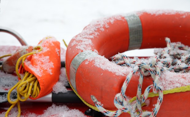 Kolejny wędkarz na kruchym lodzie. Potrzebna była pomoc strażaków