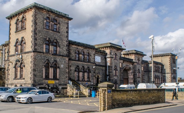 Kolejny więzień zwolniony przez pomyłkę. Trwają poszukiwania