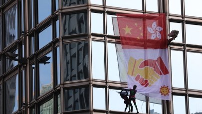 Kolejny wyczyn "francuskiego Spidermana".  Wywiesił baner z apelem o pokój