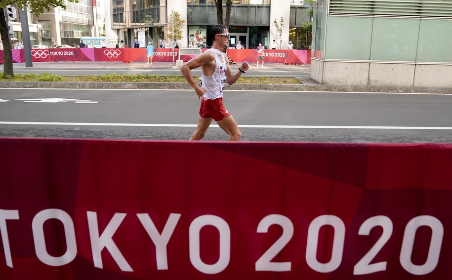 Kolejny złoty medal dla Polski. Dawid Tomala został w Sapporo mistrzem olimpijskim w chodzie sportowym na 50 km /KIMIMASA MAYAMA /PAP/EPA
