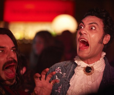 Kolejnym filmem nowozelandzkiego reżysera było "Co robimy w ukryciu" (2014) - wybuchowa mieszanką horroru i czarnej komedii zrealizowana w konwencji mockumentu.

Waitiki do spółki Jemaine'em Clementem nakręcili reportaż, który przekona widzów do tego, że wampiry istnieją naprawdę, a ich domem nie jest Rumunia ani Włochy, tylko zapomniana przez wszystkich poza fanami Hobbita Nowa Zelandia. Twórcy, będący jednocześnie reżyserami i aktorami, śledzą poczynania kilku strzyg, przyłapując ich na najbardziej banalnych codziennych czynnościach. W oku kamery odbijają się kłótnie o nieumyte naczynia i zakrwawioną łazienkę po wieczornej kolacji.