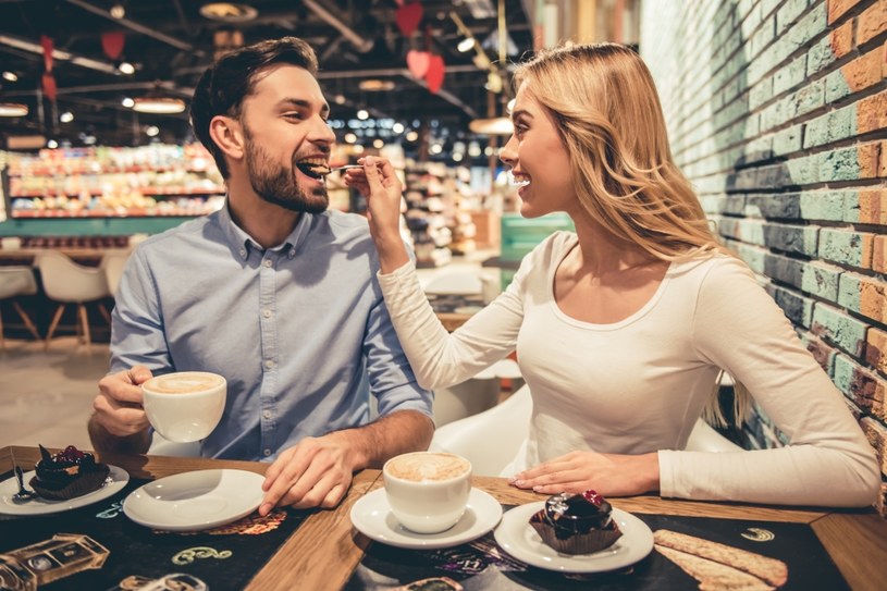 Kolejnym miejscem w galerii, gdzie powinniśmy zachować czujność jest część restauracyjna /123RF/PICSEL