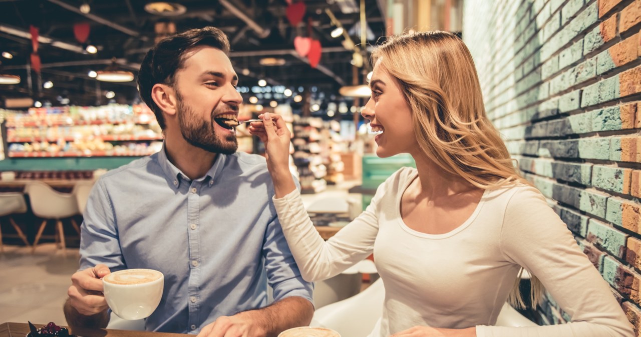 Kolejnym miejscem w galerii, gdzie powinniśmy zachować czujność jest część restauracyjna /123RF/PICSEL