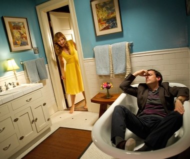 Kolejnym obrazem Carella, który trafił na ekrany polskich kin, była komedia "Przyjaciel do końca świata". 

- Główny bohater, Dodge, dostrzega, w związku z nadchodzącym końcem świata, że żałuje całego swego dotychczasowego życia. Jako sprzedawca ubezpieczeń nigdy nie podejmował ryzyka. Teraz wraca myślą do swej dawnej miłości - i zaczyna działać. By ta postać stała się wiarygodna, widz powinien odnaleźć w niej znajome elementy, poczuć, że w jakimś stopniu jest taki jak Dogde, albo też, że przypomina on jego brata, ojca czy męża. Myślę, że Steve Carell nasycił odtwarzaną przez siebie postać żarliwością i ciepłem. Stał się naszym everymanem, z którym można się zidentyfikować. Steve był naszym pierwszym i jedynym wyborem na odtwórcę tej roli - tłumaczy producentka filmu, Joy Gorman Wettels. 