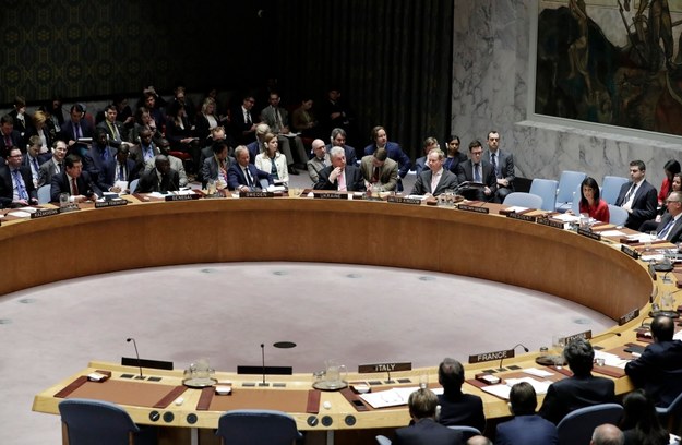 Kolejnymi działaniami militarnymi w Syrii przedstawicielka USA przy ONZ Nikki Haley (po prawej stronie, w czerwonym kostiumie) zagroziła w czasie posiedzenia Rady Bezpieczeństwa ONZ w Nowym Jorku /JASON SZENES    /PAP/EPA