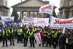 Kolejowi związkowcy protestują w Warszawie