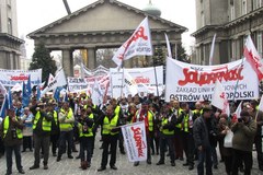 Kolejowi związkowcy protestują w Warszawie