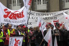 Kolejowi związkowcy protestują w Warszawie