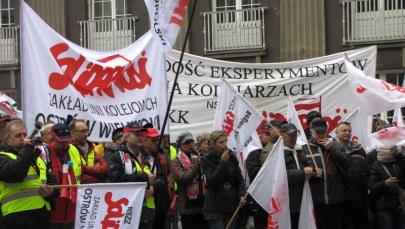 Kolejowi związkowcy protestują w Warszawie