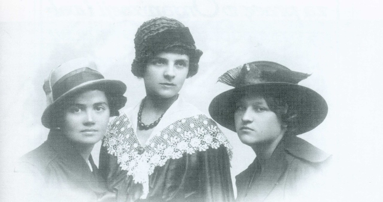 Koleżanki z POW, od lewej: Aleksandra Brykczyńska, Stefania Aluchna, Józefa Szumiłowska, Pułtusk, 1919 r. /Archiwum Akt Nowych