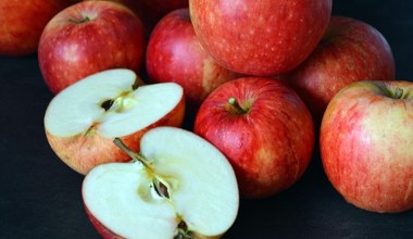 Коли краще їсти яблуко - зранку чи ввечері? Час доби має величезне значення