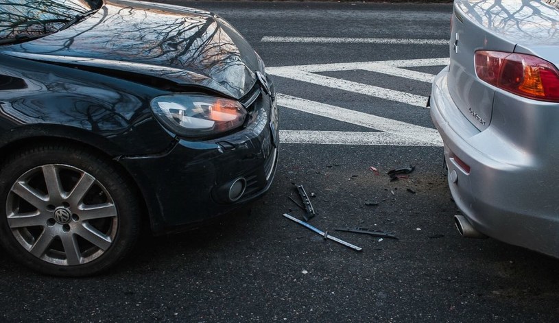 Kolizja drogowa - czym różni się od wypadku i jakie konsekwencje grożą za jej spowodowanie? / Karol Makurat/REPORTER  /East News