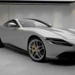 Kolizja Ferrari Roma w Warszawie. Auto wjechało między barierki