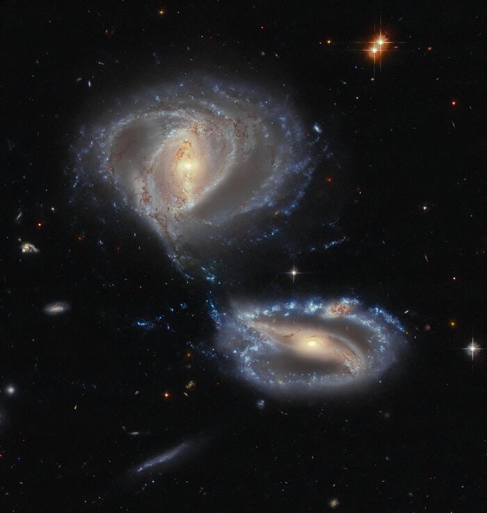 Kolizja galaktyk uchwycona przez Kosmiczny Teleskop Hubble'a /ESA/Hubble & NASA, J. Dalcanton, Dark Energy Survey/DOE/FNAL/NOIRLab/NSF/AURA Acknowledgement: L. Shatz /materiał zewnętrzny