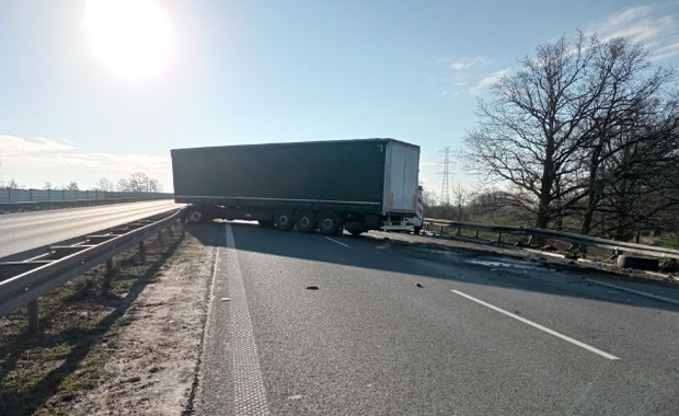 Kolizja na A4. Droga jest zablokowana