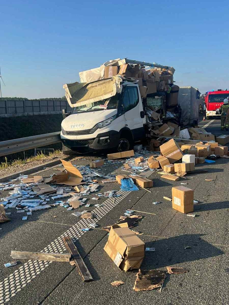 Kolizja na S61, w wyniku której ujawniono papierosową kontrabandę /KPP Kolno /Policja