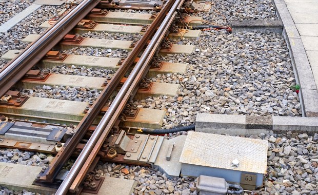 Kolizja na torach. Kierowca uciekł, miał powody