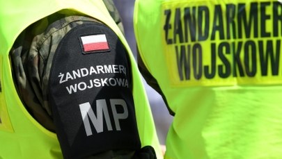 Kolizja samochodu Żandarmerii Wojskowej. Auto przewróciło się na bok