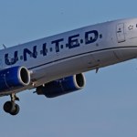 Kolizja samolotu w powietrzu, piloci zasypani kawałkami szkła