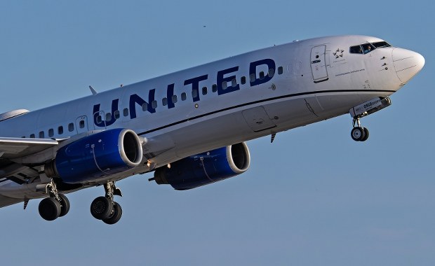 Kolizja samolotu w powietrzu, piloci zasypani kawałkami szkła