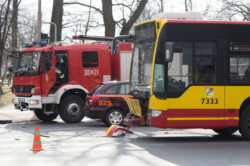 Kolizja z autobusem to przeważnie koszty idące w dziesiątki tysięcy złotych. OC choroni sprawcę przed takimi sytuacjami /Krzysztof Kaniewski/REPORTER /Agencja SE/East News