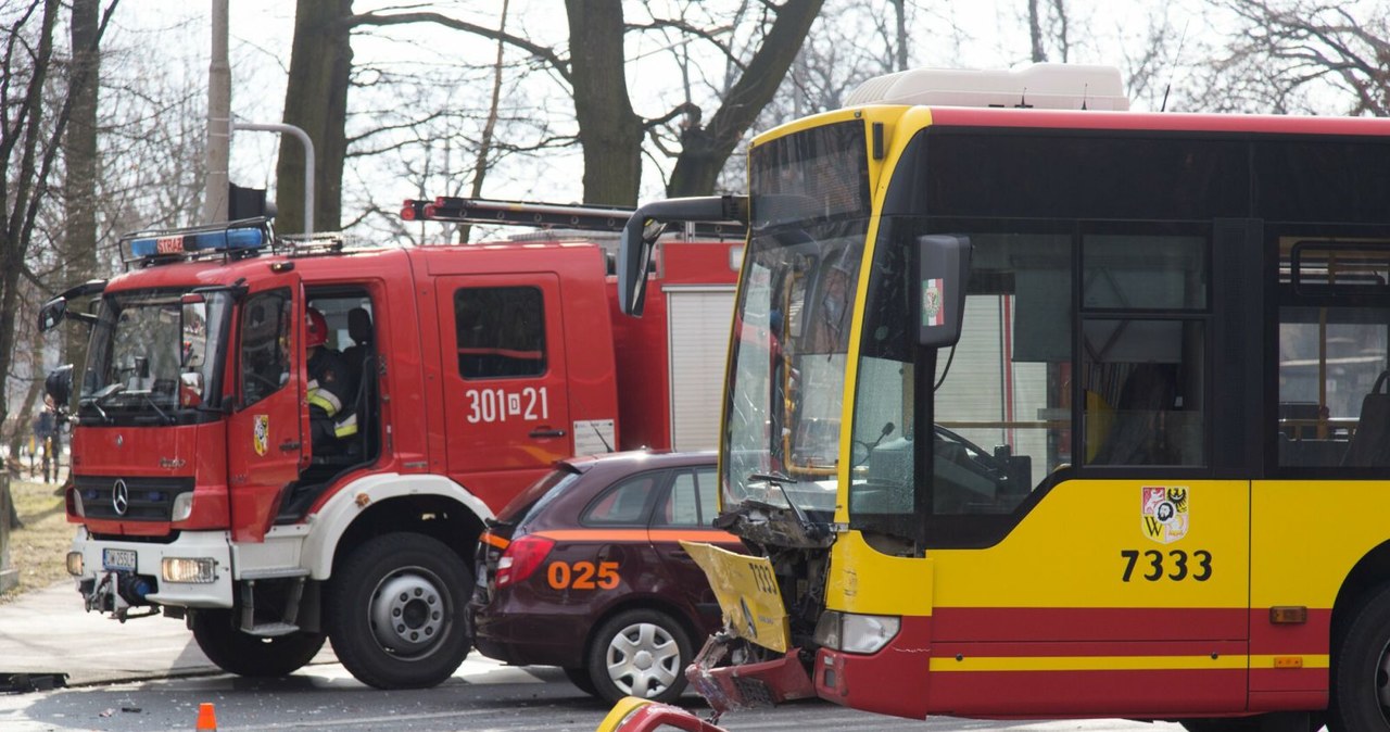 Kolizja z autobusem to przeważnie koszty idące w dziesiątki tysięcy złotych. OC choroni sprawcę przed takimi sytuacjami /Krzysztof Kaniewski/REPORTER /Agencja SE/East News