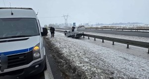 Kolizja z udziałem pojazdu służby więziennej. Jechali nim osadzeni