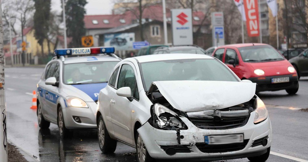 Kolizje zdarzają się rzadko. W nerwach nie wiadomo, jak się zachować. Aplikacja pomoże /Piotr Jędzura /Reporter