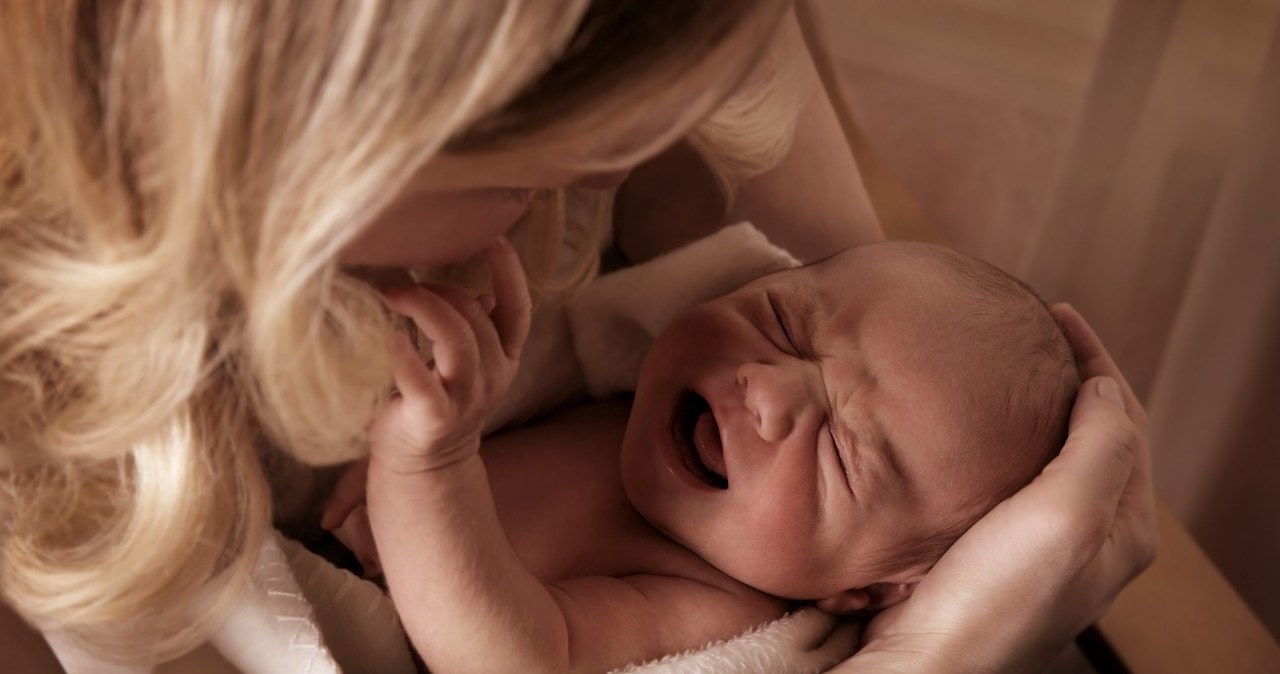 Kolkę wywołują gazy, które gromadzą się w jelitach malca, powodując wzdęcia i skurcze jelit /123RF/PICSEL