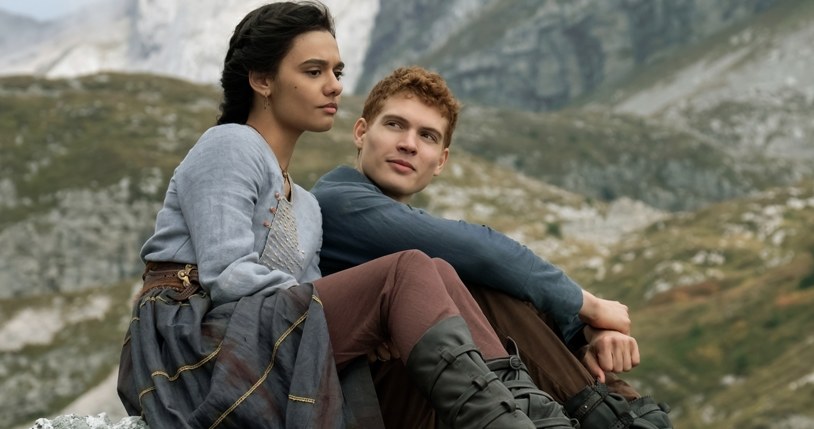 "Koło Czasu": Madeleine Madden (Egwene al’Vere), Josha Stradowski (Rand al’Thor) /Prime Video