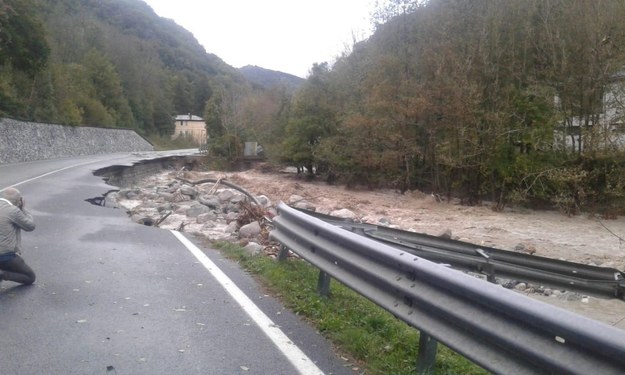 Koło Vercelli zawalił się mały most na rzece Sesia /Lorenzo Boratto /PAP/EPA