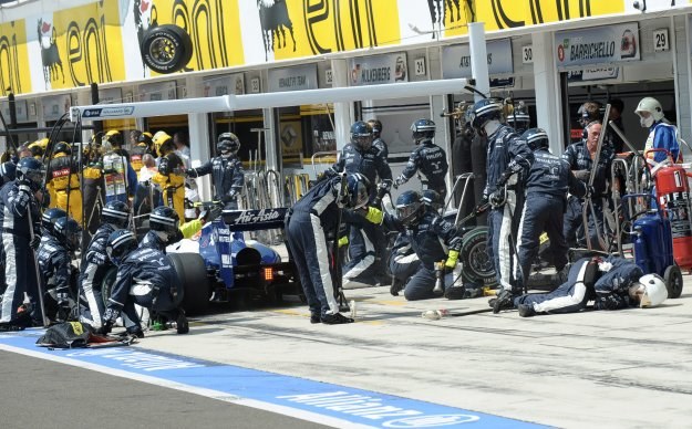 Koło z bolidu Nico Rosberga narobiło trochę zamieszania w alei serwisowej /AFP