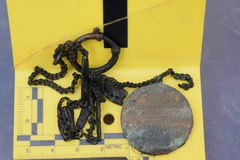  Kołobrzeg: Guziki, medal i sygnet znalezione przy szkieletach